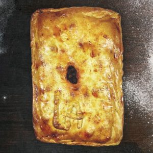 Empanada gallega artesana de lacón con grelos y chorizo
