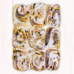 Pastel brioche con pepitas de chocolate y nueces artesanal
